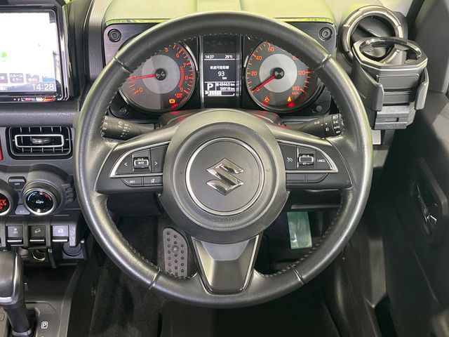 インテリアに合わせたデザインのステアリングは、運転される方のことも考え、運転しやすい形状、大きさです。是非一度、実際に触ってお確かめください。