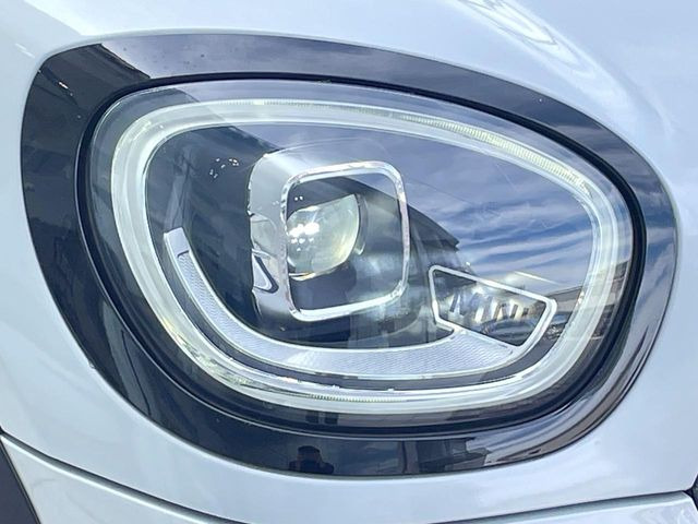 ●LEDヘッドライト:夜間走行時も良好な視界を確保し安心して運転できる高輝度LEDヘッドライトを装備!点灯速度が早く、消費電力も抑えられています。