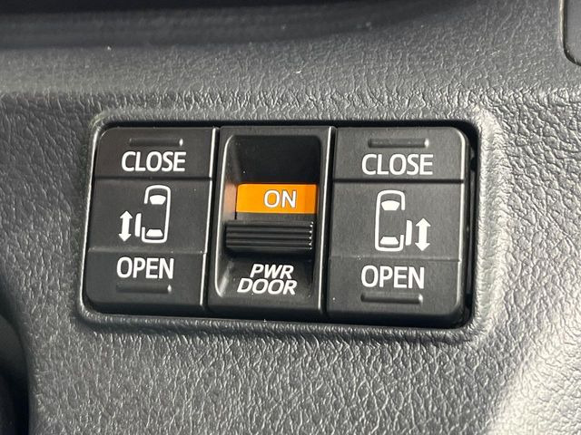 【両側パワースライドドア】スマートキーや運転席のスイッチで後席両側スライドドアの開閉が可能♪電動だから力を入れてドアを開ける必要が無く、小さなお子様でも簡単に開け閉めでき快適です♪
