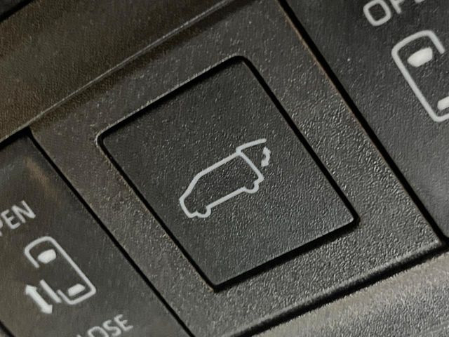 【パワーバックドア】スマートキーや運転席のボタンを押すだけでリアゲートが自動で開閉します!荷物を持っている時や、高い位置にあるバックドアを閉める際に便利な機能です♪
