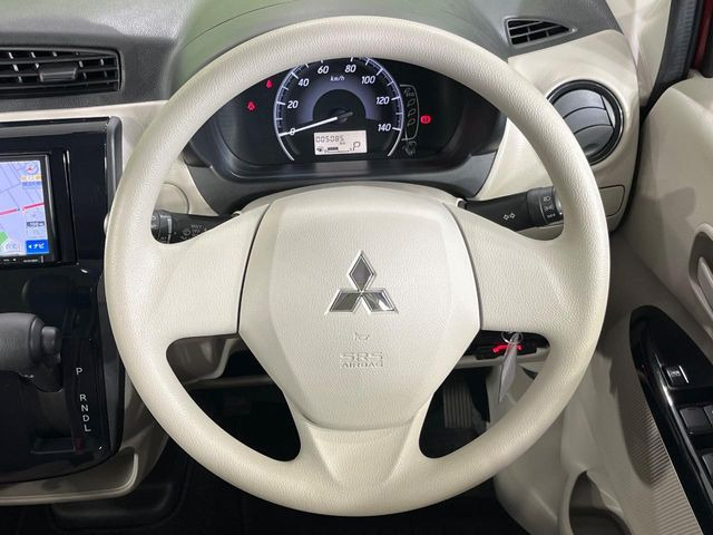 �C���e���A�ɍ��킹���f�U�C���̃X�e�A�����O�́A�^�]�������̂��Ƃ��l���A�^�]���₷���`��A�傫���ł��B�����x�A���ۂɐG���Ă��m���߂��������B