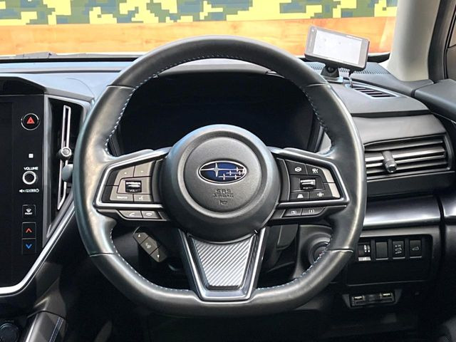 インテリアに合わせたデザインのステアリングは、運転される方のことも考え、運転しやすい形状、大きさです。是非一度、実際に触ってお確かめください。