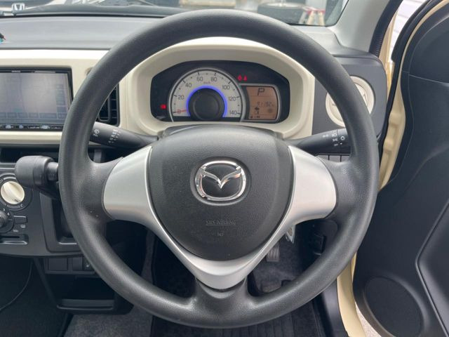 インテリアに合わせたデザインのステアリングは、運転される方のことも考え、運転しやすい形状、大きさです。是非一度、実際に触ってお確かめください。