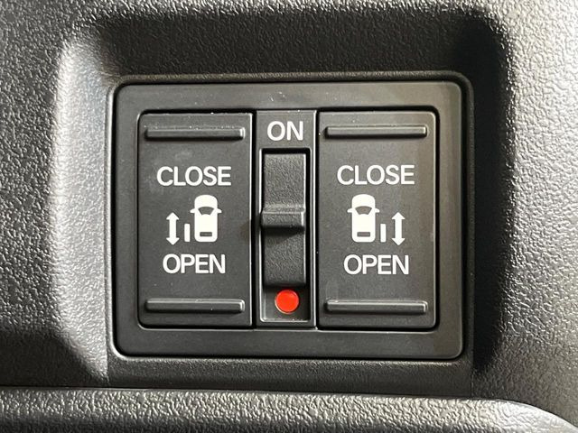 【両側パワースライドドア】スマートキーや運転席のスイッチで後席両側スライドドアの開閉が可能♪電動だから力を入れてドアを開ける必要が無く、小さなお子様でも簡単に開け閉めでき快適です♪