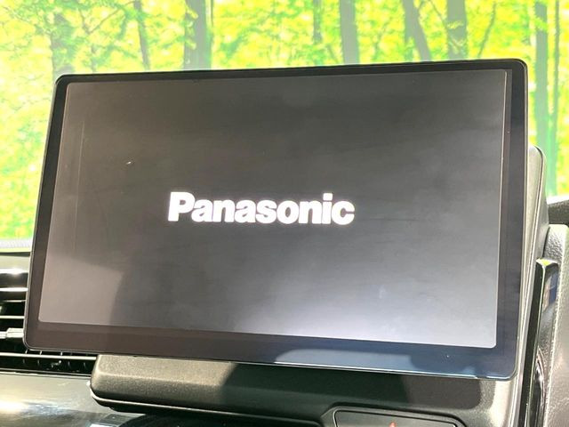 【10インチナビ】人気の大型10インチナビを装備。存在感のある大画面はインパクト大!ナビ利用時のマップ表示は見やすく、テレビやDVDは臨場感がアップ!いつものドライブがグッと楽しくなります♪