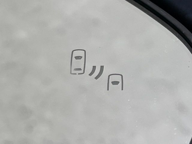 【ブラインドスポットモニター】走行中、ドアミラーの死角になりやすい箇所に後続車が接近するとサイドミラーのレンズに警告を表示!ドライバーに注意喚起をしてくれます。
