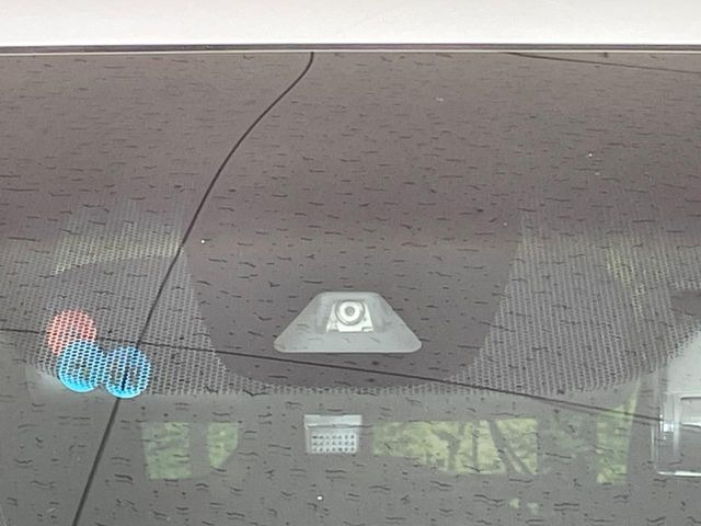 【ホンダセンシング】走行中に前方の車両等を認識し、衝突しそうな時は警報とブレーキで衝突回避と被害軽減をアシスト。より安全にドライブをお楽しみいただけます。