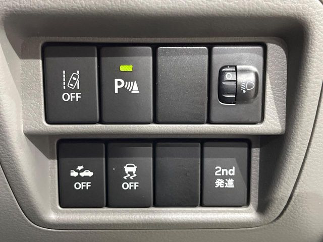 【クリアランスソナー】バンパーに付いたセンサーが障害物を検知!一定の距離に近づくとアラートで教えてくれます♪狭い駐車スペースや車庫入れ時も安心ですね☆