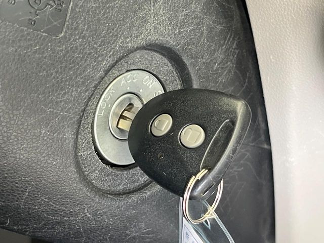 【キーレス】少し離れた場所からでもボタン一つでドアの開錠・施錠ができるのでとっても便利!ドアの鍵穴周りに傷をつけることもありません♪