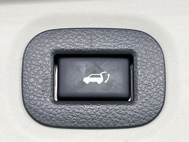 【パワーバックドア】スマートキーや運転席のボタンを押すだけでリアゲートが自動で開閉します!荷物を持っている時や、高い位置にあるバックドアを閉める際に便利な機能です♪