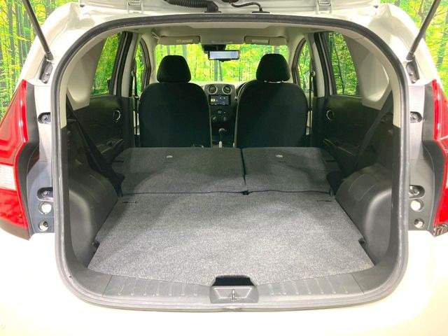 後席を格納すると、これだけの広さが!シーンに合わせたシートアレンジで、大きな荷物も積むことが出来ます♪