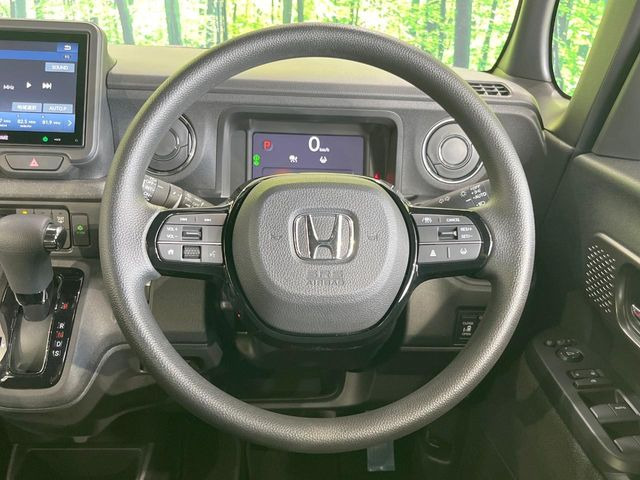 インテリアに合わせたデザインのステアリングは、運転される方のことも考え、運転しやすい形状、大きさです。是非一度、実際に触ってお確かめください。
