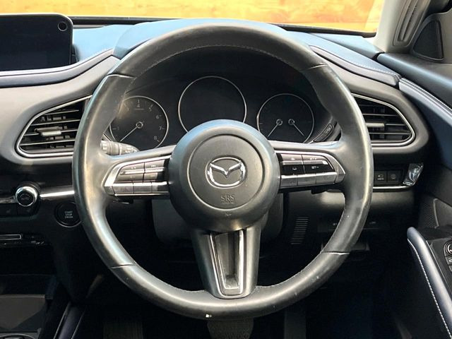 インテリアに合わせたデザインのステアリングは、運転される方のことも考え、運転しやすい形状、大きさです。是非一度、実際に触ってお確かめください。