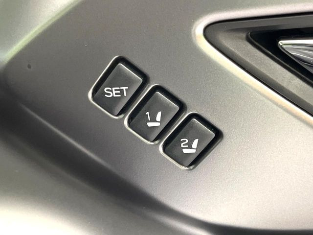 【メモリー機能付きパワーシート】ドライバーごとに設定したシート位置を記憶して、ボタン一つで切り替えできる便利な機能!運転する方が複数名いらっしゃるご家庭におすすめです♪