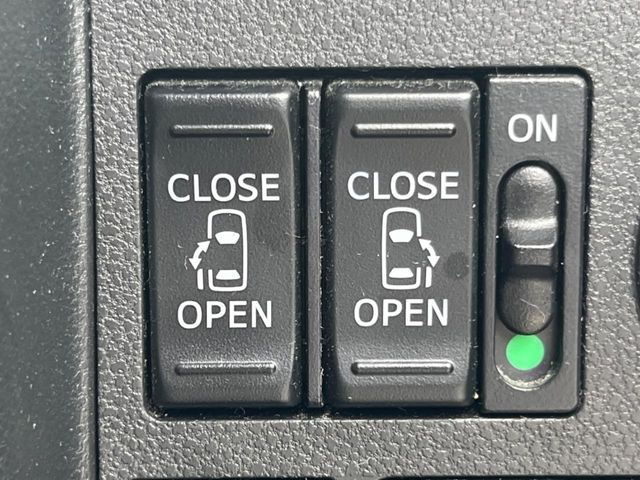 【両側パワースライドドア】スマートキーや運転席のスイッチで後席両側スライドドアの開閉が可能♪電動だから力を入れてドアを開ける必要が無く、小さなお子様でも簡単に開け閉めでき快適です♪
