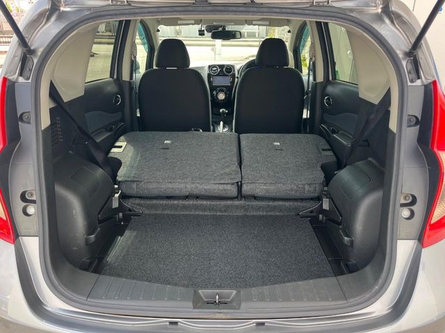 積み下ろしのしやすいデッキにはたっぷりと荷物を積み込んでいただけます。遊びから仕事まで、様々なシーンで頼れます♪
