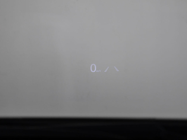 ヘッドアップ・ディスプレイ(HUD)現在のスピードや、前方の車線情報など、運転に必要な情報を、目の前のウインドウガラスに表示する機能です。これにより、目線の移動が少なく済み、安全です。