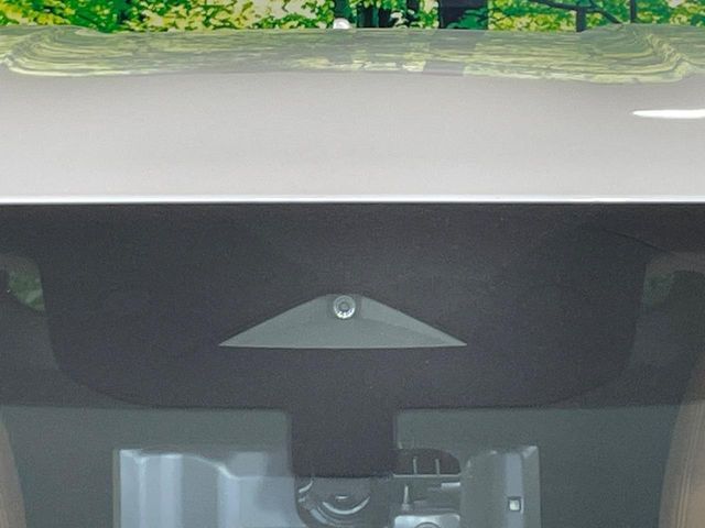 【インテリジェントエマージェンシーブレーキ】フロントカメラで前方の車両や歩行者を検知。衝突しそうな時は衝突被害軽減ブレーキが作動、衝突回避をサポート。より安全にドライブをお楽しみいただけます。