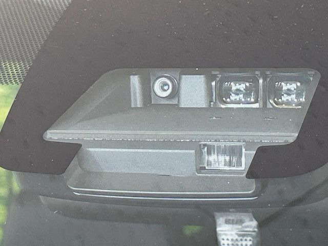 【プリクラッシュセーフティ】前方の車両等を検知し、衝突しそうな時は警報で注意を促し、ブレーキを踏む力をサポート。ブレーキを踏めなかった場合は衝突被害軽減ブレーキが作動、衝突回避をサポートします。