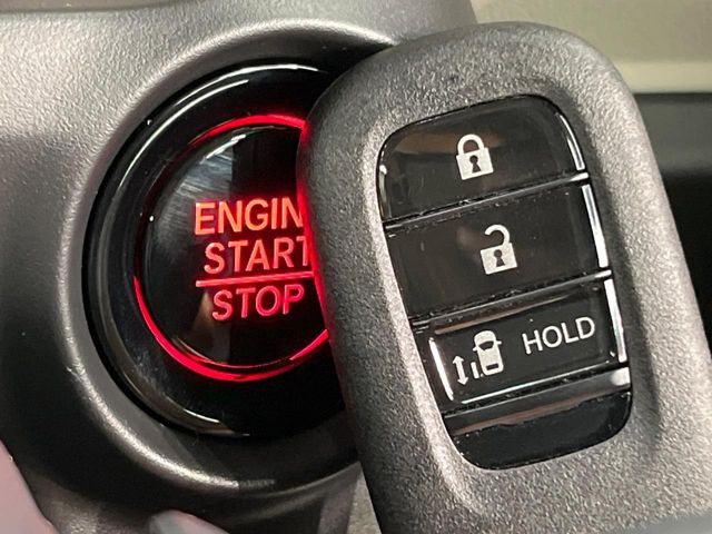 【Hondaスマートキー】カバンやポケットに入れたままでもドアの施錠・解錠が可能なスマートキーを装備。エンジンのオン・オフ時もカギを取り出す必要が無いからとっても便利です♪