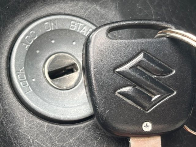 【キーレス】少し離れた場所からでもボタン一つでドアの開錠・施錠ができるのでとっても便利!ドアの鍵穴周りに傷をつけることもありません♪