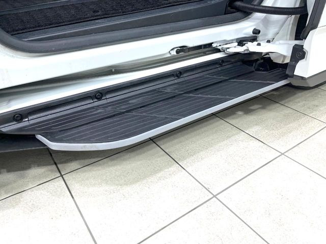 メーカーオプションの【ユニバーサルステップ】を装備。スライドドアと連動したステップにより、小さなお子様の乗り降りがし易くなります♪