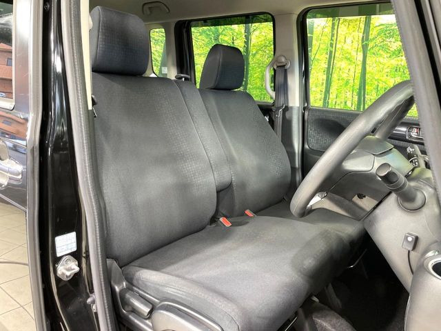運転席まわりには十分なスペースがあり、大柄な方でもゆったり運転していただける環境です。