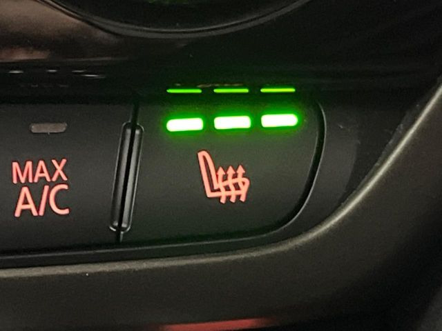 ●フロントシートヒーティング:運転席・助手席共に三段階で調節が可能なシートヒーターを装備しております。季節を問わず快適にご使用いただけます。