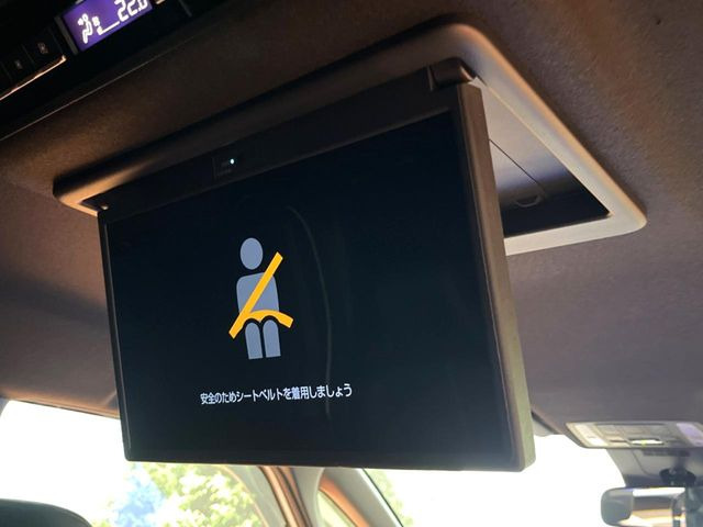【フリップダウンモニター】大画面モニターで後席でもエンタメをお楽しみいただけます。小さなお子様にも大人気の装備です♪