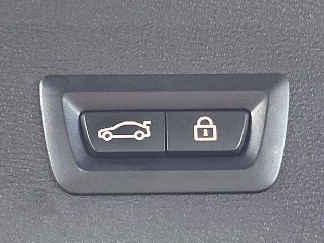 ●電動リアゲート:ワンタッチでリアゲートの開閉ができ、荷物などで両手が塞がっている状態でも簡単に開閉ができる便利機能です。