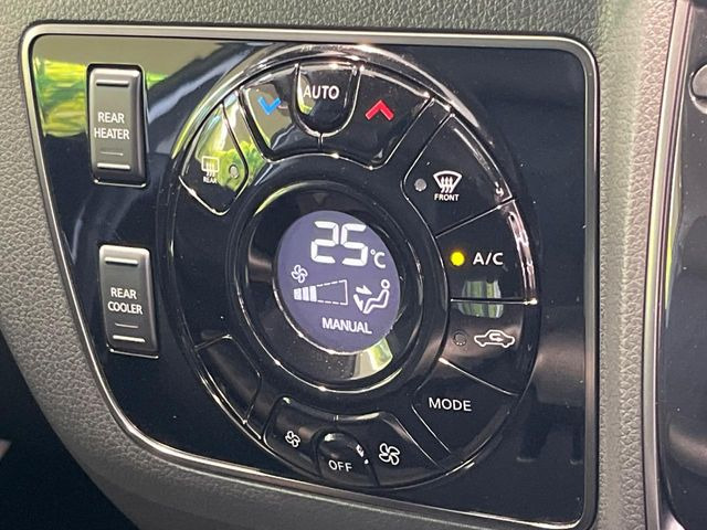【オートエアコン】一度お好みの温度に設定すれば、車内の温度を検知し風量や温度を自動で調整。暑い&hellip;寒い&hellip;と何度もスイッチ操作をする必要はありません。快適な車内空間には必須の機能ですね♪