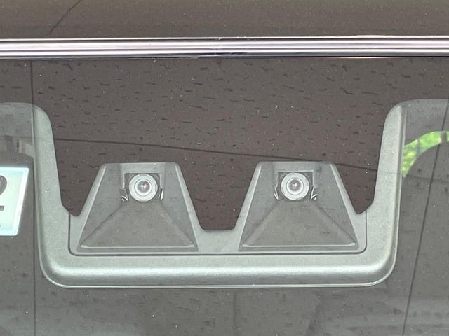 【スマートアシスト】走行中に前方の車両等を認識し、衝突しそうな時は警報とブレーキで衝突回避と被害軽減をアシスト。より安全にドライブをお楽しみいただけます。