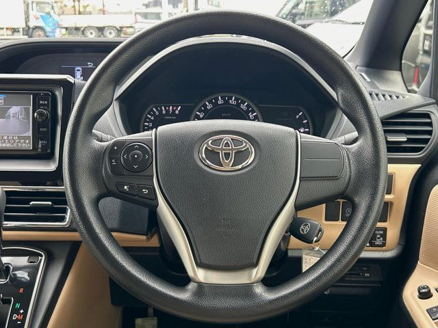 インテリアに合わせたデザインのステアリングは、運転される方のことも考え、運転しやすい形状、大きさです。是非一度、実際に触ってお確かめください。
