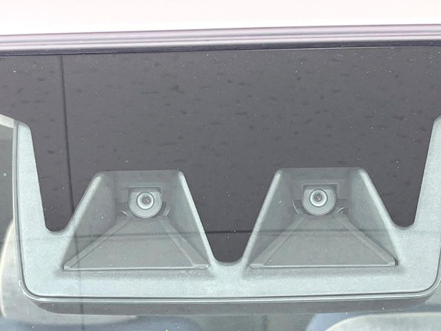 【スマートアシスト】走行中に前方の車両等を認識し、衝突しそうな時は警報とブレーキで衝突回避と被害軽減をアシスト。より安全にドライブをお楽しみいただけます。