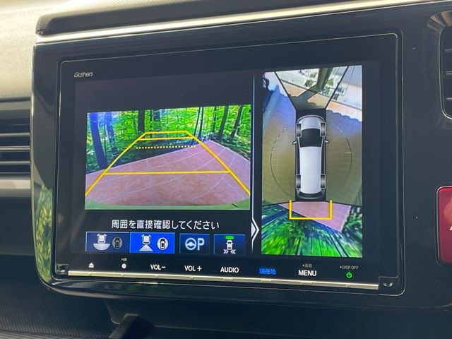 【マルチビューカメラシステム】専用のカメラにより、上から見下ろしたような視点で360度クルマの周囲を確認することができます☆死角部分も確認しやすく、狭い場所での切り返しや駐車もスムーズに行えます。
