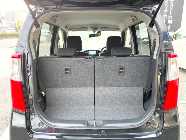 普段のお買い物や通勤、送迎等に十分な荷室スペースを確保しております。セカンドシートを倒すと、大きな荷物の積載も可能です♪