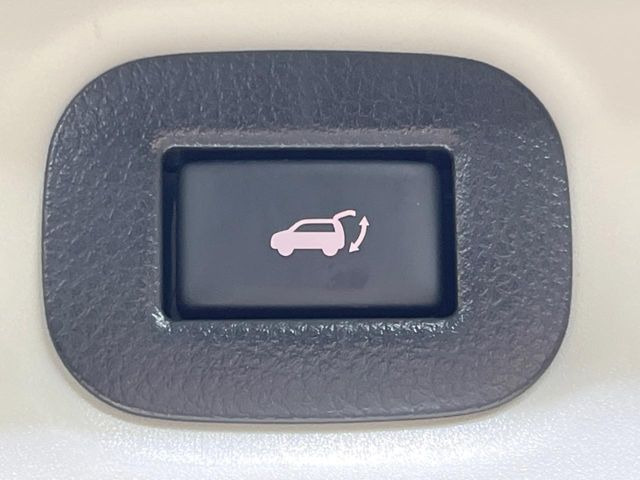 【パワーバックドア】スマートキーや運転席のボタンを押すだけでリアゲートが自動で開閉します!荷物を持っている時や、高い位置にあるバックドアを閉める際に便利な機能です♪