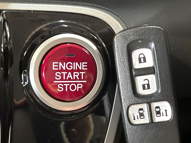 �yHonda�X�}�[�g�L�[�z�J�o����|�P�b�g�ɓ��ꂽ�܂܂ł��h�A�̎{���E�������\�ȃX�}�[�g�L�[�𑕔��B�G���W���̃I���E�I�t�����J�M�����o���K�v����������Ƃ��Ă��֗��ł���
