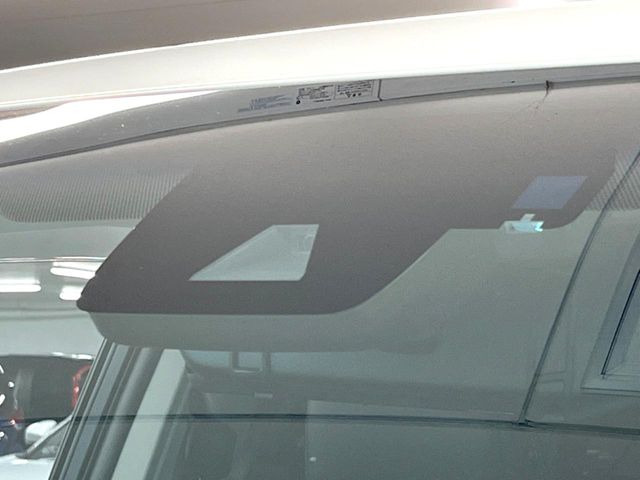 【プリクラッシュセーフティ】前方の車両等を検知し、衝突しそうな時は警報で注意を促し、ブレーキを踏む力をサポート。ブレーキを踏めなかった場合は衝突被害軽減ブレーキが作動、衝突回避をサポートします。