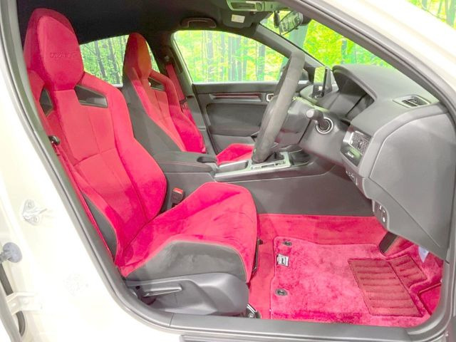 【専用スポーツシート】ホールド性に優れ、カーブ時の体が流れを抑制してくれます。また、体にフィットするから腰や背中が疲れにくく、ロングドライブや高速走行でも快適にお過ごしいただけます♪