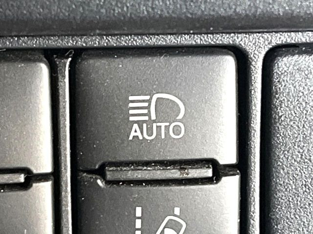 【オートマチックハイビーム】夜間の安全走行に役立つ便利な機能!先行車や対向車を検知し、ハイビームとロービームを自動で切り替えてくれます♪