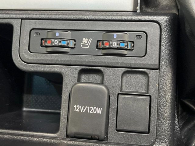【シートヒーター&ベンチレーション】夏場は涼しい風でお尻や背中の熱やムレを防ぎ、冬はエアコンよりも早く温まってポカポカに!季節を問わず快適に過ごせます。