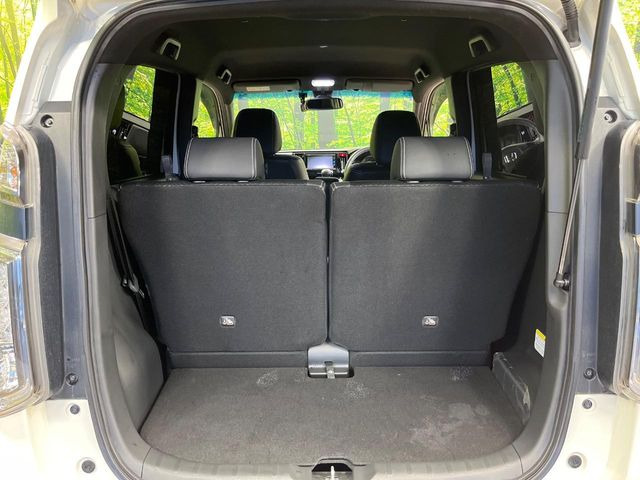 普段のお買い物や通勤、送迎等に十分な荷室スペースを確保しております。セカンドシートを倒すと、大きな荷物の積載も可能です♪
