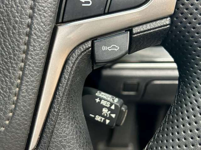 【レーダークルーズコントロール】ミリ波レーダーが車間距離を測って設定車速内で車速に比例した車間距離を保ちながら追従走行する装置で近づきすぎたときは自動でブレーキし、離れすぎたときには自動増速もする。