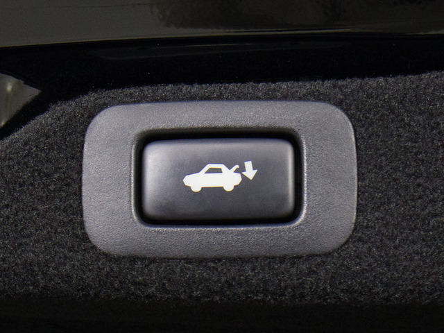 スイッチ操作でトランクリッドの自動開閉が行えます。電子キー本体のワイヤレス機能や運転席のスイッチからでもオープン操作が可能です!高級車ならではの快適装備です!!