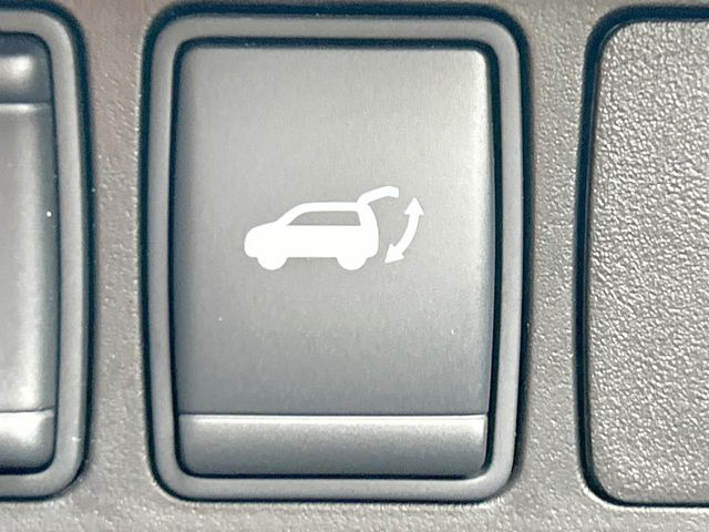 【パワーバックドア】スマートキーや運転席のボタンを押すだけでリアゲートが自動で開閉します!荷物を持っている時や、高い位置にあるバックドアを閉める際に便利な機能です♪