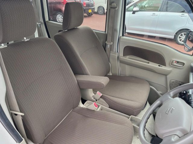 運転席シート廻りは使用感も少なく、良好な状態となっています。丁寧に使われていたことがよくわかりますね。