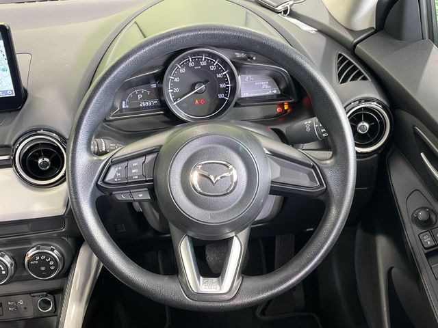�C���e���A�ɍ��킹���f�U�C���̃X�e�A�����O�́A�^�]�������̂��Ƃ��l���A�^�]���₷���`��A�傫���ł��B�����x�A���ۂɐG���Ă��m���߂��������B