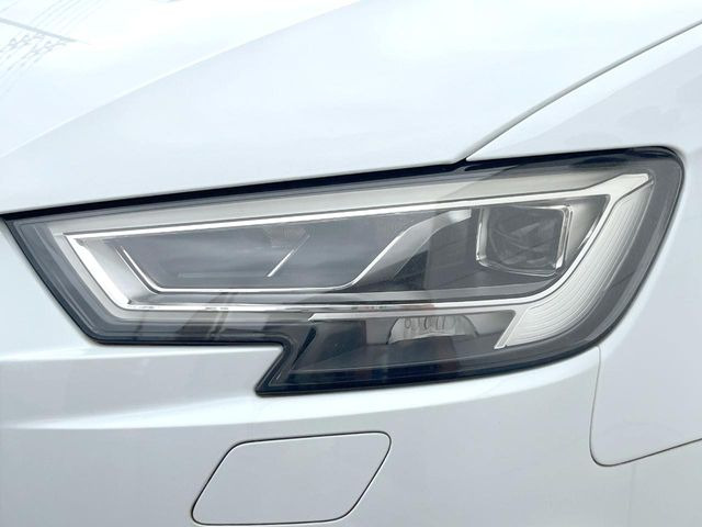 ●LEDヘッドライト:夜間走行時も良好な視界を確保し安心して運転できる高輝度LEDヘッドライトを装備!点灯速度が早く、消費電力も抑えられています。