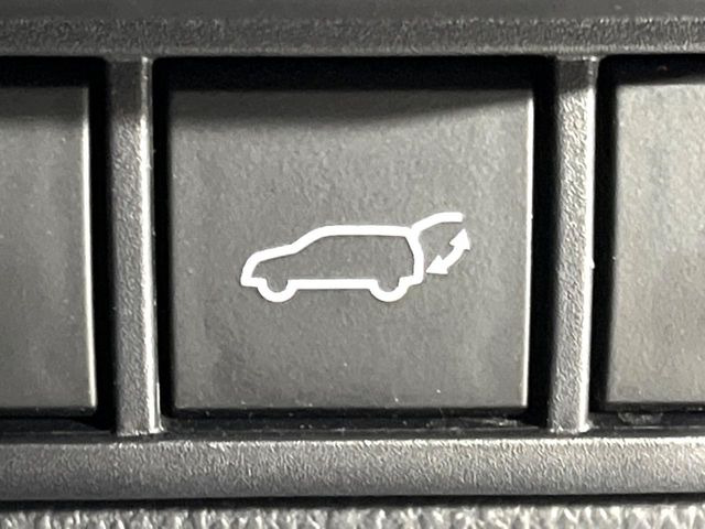 【パワーバックドア】スマートキーや運転席のボタンを押すだけでリアゲートが自動で開閉します!荷物を持っている時や、高い位置にあるバックドアを閉める際に便利な機能です♪